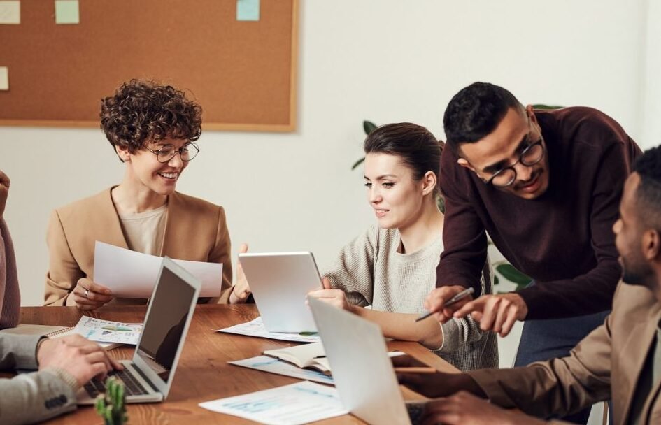 "Mengapa karyawan baru sangat semangat dan menganggap pekerjaan seperti mainan seru? Simak 5 fakta psikologis di balik fase honeymoon dunia kerja."