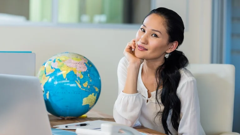 "Harus tetap bekerja di akhir pekan? Ternyata ada alasan psikologis mengapa kerja di hari Sabtu terasa lebih ringan dan santai dibandingkan hari biasa."