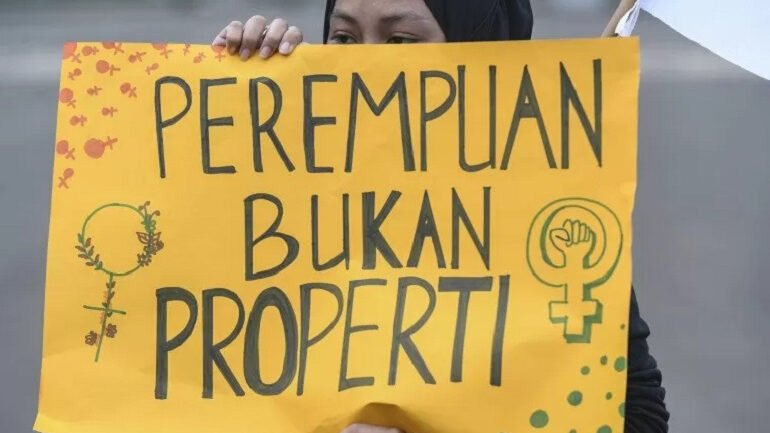 "Menikah bukan berarti beban hidup terbagi rata. Simak 5 beban ganda perempuan yang sering tidak disadari dalam rumah tangga akibat budaya patriarki."