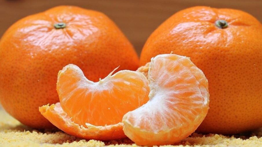 "Inginkan kulit wajah yang cerah dan bebas kusam? Rutinlah mengonsumsi 5 pilihan buah segar ini setiap pagi untuk merawat kulit sehatmu dari dalam."