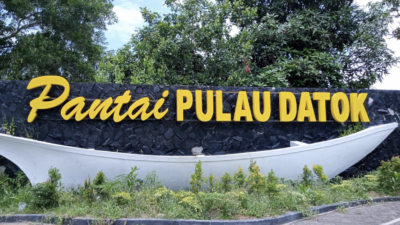 "Berencana liburan ke Kalbar? Simak 5 rekomendasi destinasi wisata di Kayong Utara, mulai dari Pantai Pulau Datok hingga megahnya Masjid Oesman Al-Khair."