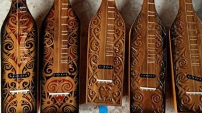 "Menelusuri pesona dan keunikan Sape, alat musik petik tradisional Suku Dayak di Kalimantan Barat. Mulai dari mitos penyembuhan hingga makna ukirannya."