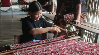 "Menelusuri kekayaan budaya dan kearifan lokal suku Dayak Desa di Kabupaten Sintang, mulai dari Rumah Betang Ensaid Panjang hingga tradisi tenun ikat yang mendunia."