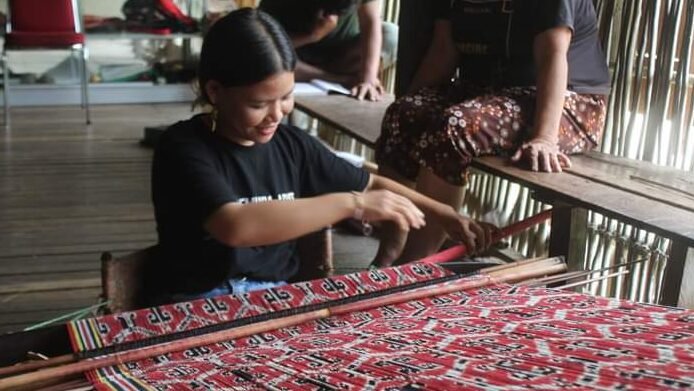"Menelusuri kekayaan budaya dan kearifan lokal suku Dayak Desa di Kabupaten Sintang, mulai dari Rumah Betang Ensaid Panjang hingga tradisi tenun ikat yang mendunia."