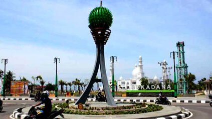 "Kenali lebih dekat Kabupaten Kayong Utara! Simak 5 fakta menarik mulai dari habitat orangutan hingga kemegahan masjid terapung Oesman Al-Khair."