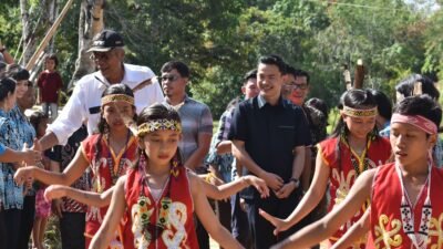 "Menelusuri keunikan dan kekayaan budaya suku Dayak Lebang Nado di Kabupaten Sintang, mulai dari mitos leluhur, tradisi, hingga keahlian memahat yang khas. "