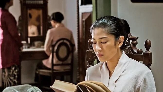 "Merayakan Hari Kartini, simak 5 rekomendasi film tentang perempuan Indonesia yang merepresentasikan semangat emansipasi, pendidikan, dan ketangguhan. Merayakan Hari Kartini, simak 5 rekomendasi film tentang perempuan Indonesia yang merepresentasikan semangat emansipasi, pendidikan, dan ketangguhan."