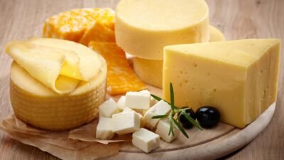 "Pecinta keju? Simak 5 pengaruh mengonsumsi keju secara rutin bagi kesehatan tubuh, mulai dari kekuatan tulang hingga kesehatan pencernaan."