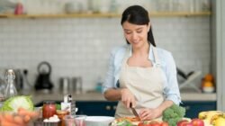 "Memasak bukan sekadar rutinitas mengolah bahan makanan di dapur. Ketahui lima karakter dan sifat menarik yang bisa kamu baca dari seseorang yang gemar memasak."