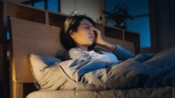 "Mengalami insomnia atau sulit memejamkan mata di malam hari? Coba terapkan 5 rutinitas sore ini untuk merilekskan tubuh dan membuat tidur malammu lebih nyenyak."