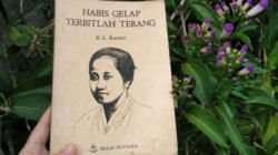 "Kenali 5 makna buku Habis Gelap Terbitlah Terang karya Kartini. Kumpulan surat inspiratif yang mengajarkan pentingnya pendidikan, emansipasi, dan sikap optimis. Kenali 5 makna buku Habis Gelap Terbitlah Terang karya Kartini. Kumpulan surat inspiratif yang mengajarkan pentingnya pendidikan, emansipasi, dan sikap optimis."