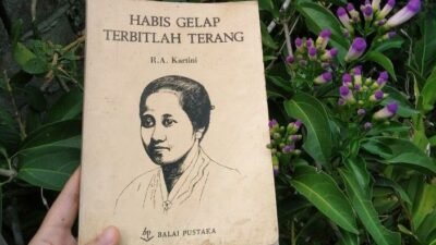 "Kenali 5 makna buku Habis Gelap Terbitlah Terang karya Kartini. Kumpulan surat inspiratif yang mengajarkan pentingnya pendidikan, emansipasi, dan sikap optimis. Kenali 5 makna buku Habis Gelap Terbitlah Terang karya Kartini. Kumpulan surat inspiratif yang mengajarkan pentingnya pendidikan, emansipasi, dan sikap optimis."