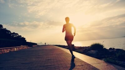 "Tidak sempat berolahraga di pagi hari? Jangan khawatir, kenali 5 manfaat jogging sore hari yang terbukti ampuh meredakan stres dan membuat tidur lebih nyenyak."