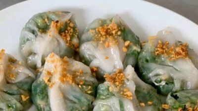 "Bosan makan nasi tiap pagi? Ini 5 rekomendasi sarapan pengganti nasi khas Kalbar yang lezat, mulai dari Chai Kue, Bubur Gunting, hingga Roti Srikaya."