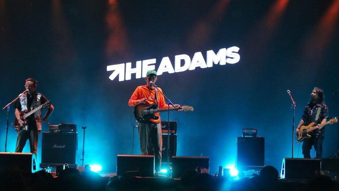 "Ingin bernostalgia dengan musik indie lokal? Simak rekomendasi 5 lagu terbaik dari The Adams, mulai dari Konservatif hingga Timur yang wajib masuk daftar putar. "