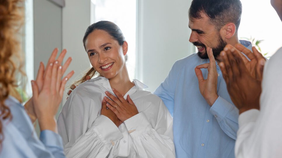 "Sering merasa kurang percaya diri dalam pergaulan? Kenali 5 tanda psikologis ini yang menunjukkan bahwa kamu sebenarnya disukai banyak orang untuk berteman."