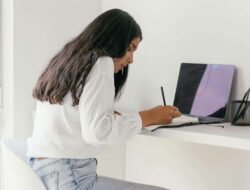 Kerja Sambil Skripsian? Ini 5 Tips Ampuh Menjaga Kewarasan Agar Tidak Burnout