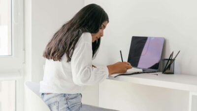 "Berjuang antara karier dan skripsi memang berat. Simak 5 tips menjaga kewarasan agar terhindar dari burnout saat menjalani kerja sambil kuliah."