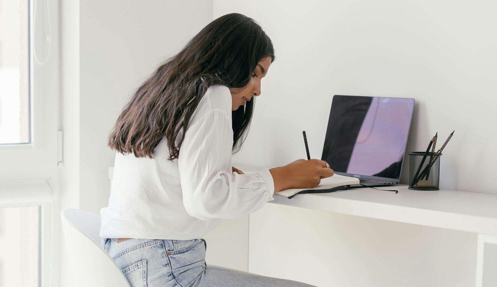 "Berjuang antara karier dan skripsi memang berat. Simak 5 tips menjaga kewarasan agar terhindar dari burnout saat menjalani kerja sambil kuliah."