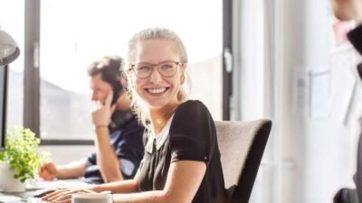 "Simak 6 alasan menarik mengapa Gen Z lebih memilih bekerja sesuai passion. Mulai dari pentingnya work-life balance hingga menjaga kesehatan mental."