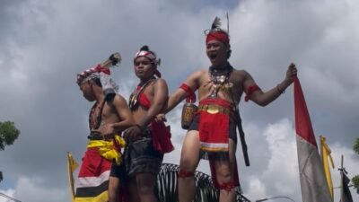 "Simak 6 fakta menarik tradisi Naik Dango Suku Dayak Kalimantan Barat. Ritual wujud syukur atas hasil panen yang kini menjadi magnet wisata budaya daerah."