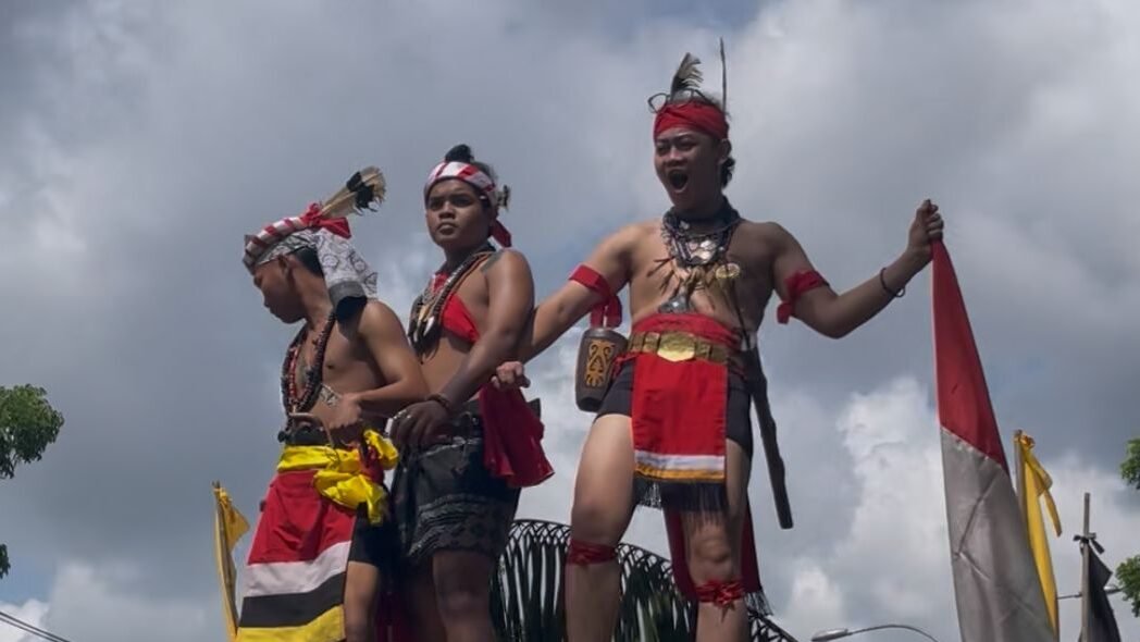 "Simak 6 fakta menarik tradisi Naik Dango Suku Dayak Kalimantan Barat. Ritual wujud syukur atas hasil panen yang kini menjadi magnet wisata budaya daerah."