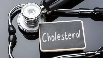 "Kolesterol tinggi kini rentan menyerang usia 20-an. Ketahui 6 kebiasaan buruk anak muda pemicu kolesterol, mulai dari kurang gerak hingga hobi minuman manis."