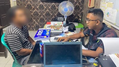 Aparat Polsek Sekayam saat melakukan proses pemeriksaan lanjutan terhadap terduga pelaku tindak pidana penipuan jual beli kendaraan bermotor. (Dok. Ist)