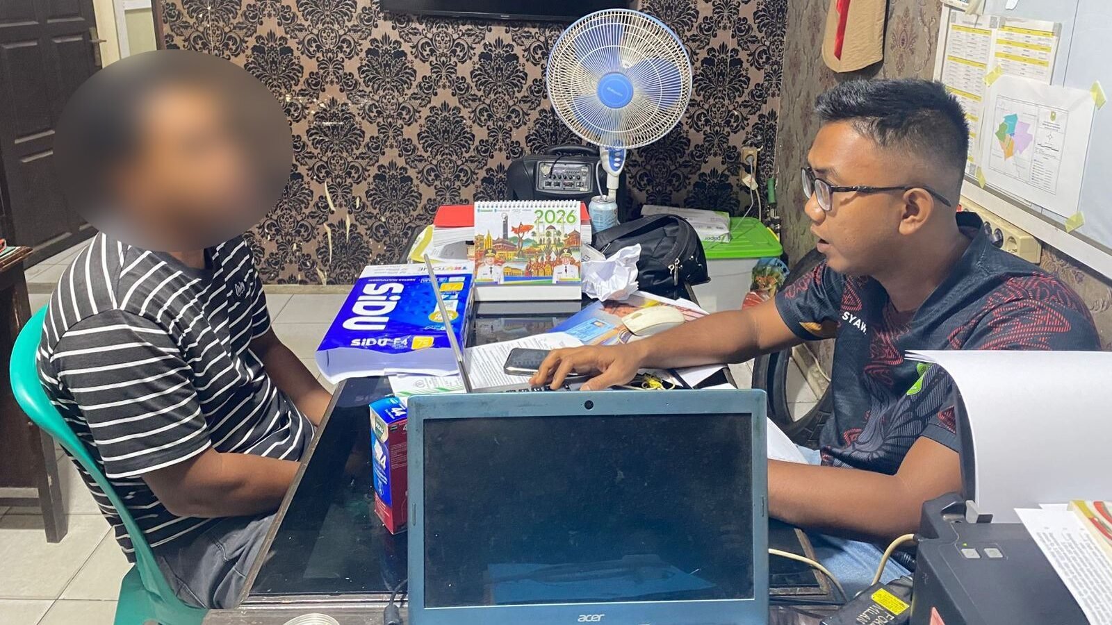 Aparat Polsek Sekayam saat melakukan proses pemeriksaan lanjutan terhadap terduga pelaku tindak pidana penipuan jual beli kendaraan bermotor. (Dok. Ist)