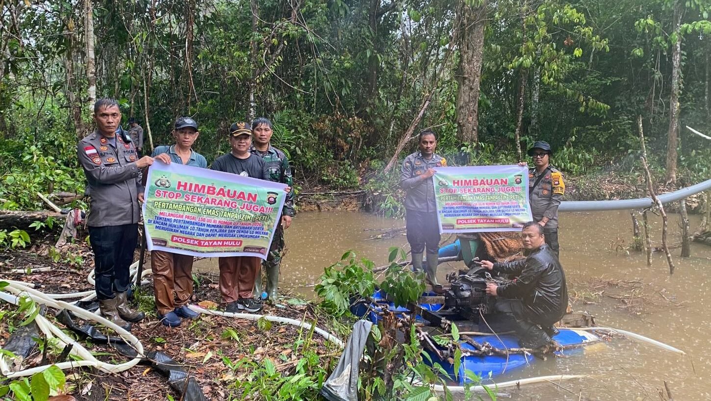 Aparat gabungan dari unsur TNI, Polri, dan pemerintah kecamatan saat memusnahkan mesin pertambangan dengan cara dibakar di lokasi kejadian.