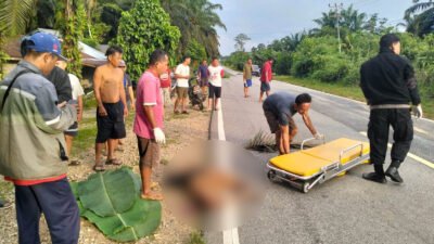 Aparat kepolisian saat melakukan evakuasi korban tewas akibat tabrak lari di depan pemakaman Katolik Dusun Baharu Desa Suka Gerundi. (Dok. Ist)