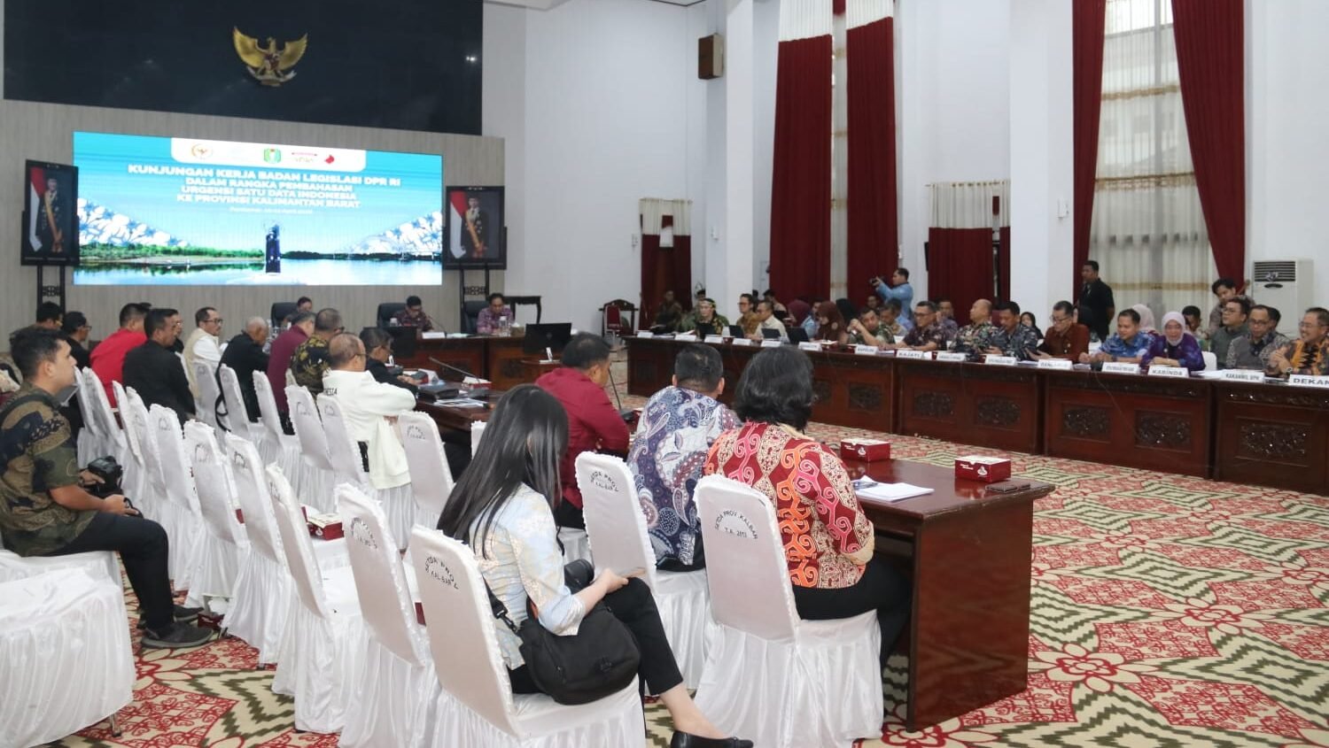 Asisten II Sekda Provinsi Kalimantan Barat Heronimus Hero saat menerima kunjungan kerja Badan Legislasi (Baleg) DPR RI untuk membahas RUU Satu Data Indonesia di Kantor Gubernur Kalbar.