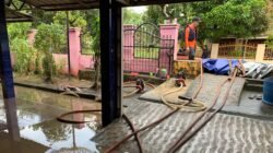 BPBD Kabupaten Muara Enim membantu warga membersihkan rumah dari sisa lumpur banjir yang melanda Kabupaten Muara Enim, Provinsi Sumatra Selatan, pada Selasa (14/4). (Dok. HO/Faktakalbar.id)