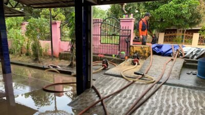 BPBD Kabupaten Muara Enim membantu warga membersihkan rumah dari sisa lumpur banjir yang melanda Kabupaten Muara Enim, Provinsi Sumatra Selatan, pada Selasa (14/4). (Dok. HO/Faktakalbar.id)