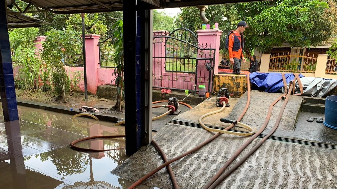 BPBD Kabupaten Muara Enim membantu warga membersihkan rumah dari sisa lumpur banjir yang melanda Kabupaten Muara Enim, Provinsi Sumatra Selatan, pada Selasa (14/4). (Dok. HO/Faktakalbar.id)