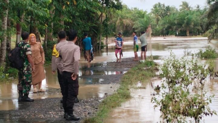 Banjir merendam jalan, rumah, sawah, dan kolam peternakan di wilayah Kabupaten Seluma, Provinsi Bengkulu pada Senin (6/4). (Dok. BPBD Kabupaten Seluma)
