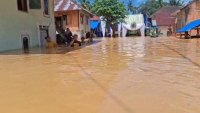 Banjir merendam pemukiman warga di enam kecamatan di Kabupaten Sarolangun pada Sabtu (25/4). Sebanyak 5 rumah dan 6 jembatan gantung mengalami rusak berat.