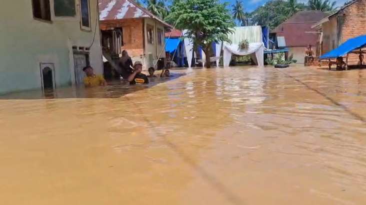 Banjir merendam pemukiman warga di enam kecamatan di Kabupaten Sarolangun pada Sabtu (25/4). Sebanyak 5 rumah dan 6 jembatan gantung mengalami rusak berat.