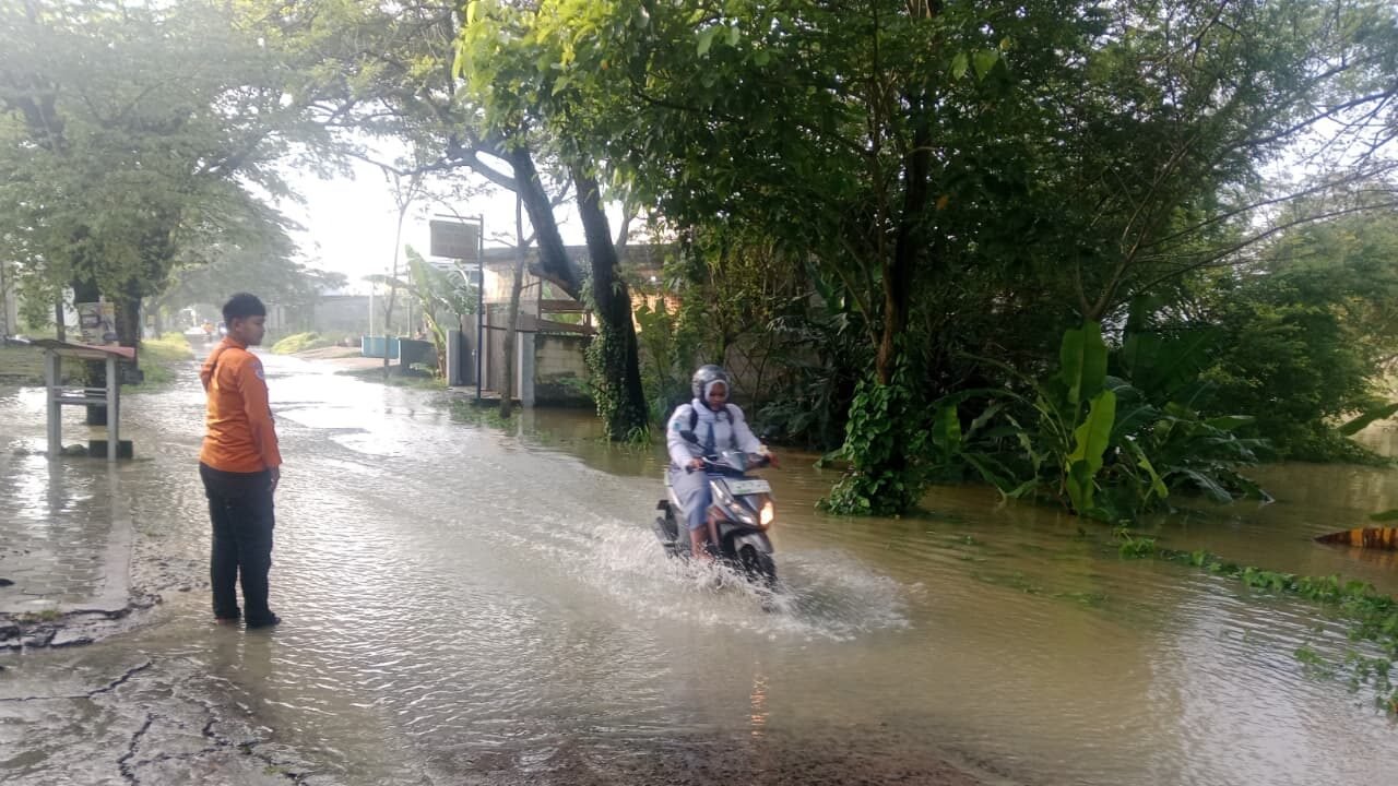Banjir yang merendam pemukiman warga di Kecamatan Purwodadi, Kabupaten Grobogan, Jawa Tengah, Senin (13/4).