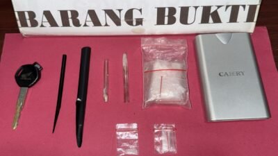 Barang bukti kristal putih diduga sabu dan perlengkapan pengemasan yang disita dari tangan residivis berinisial EI dan dua rekannya di Ngabang.