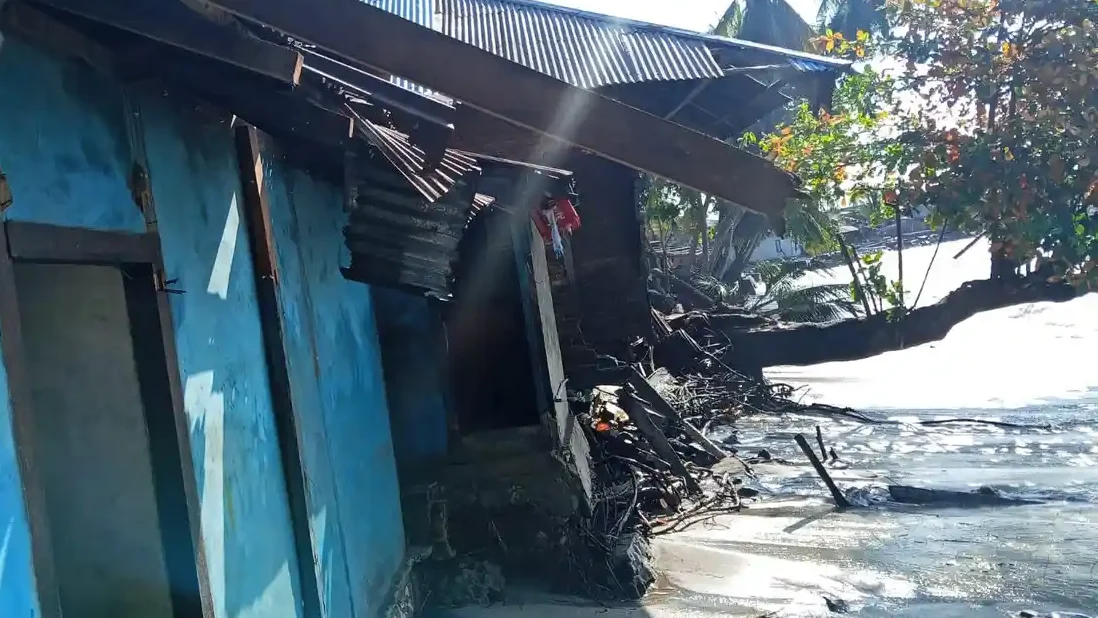 Kondisi permukiman warga di Desa Bukit Tinggi yang terdampak terjangan gelombang pasang air laut dan banjir rob.