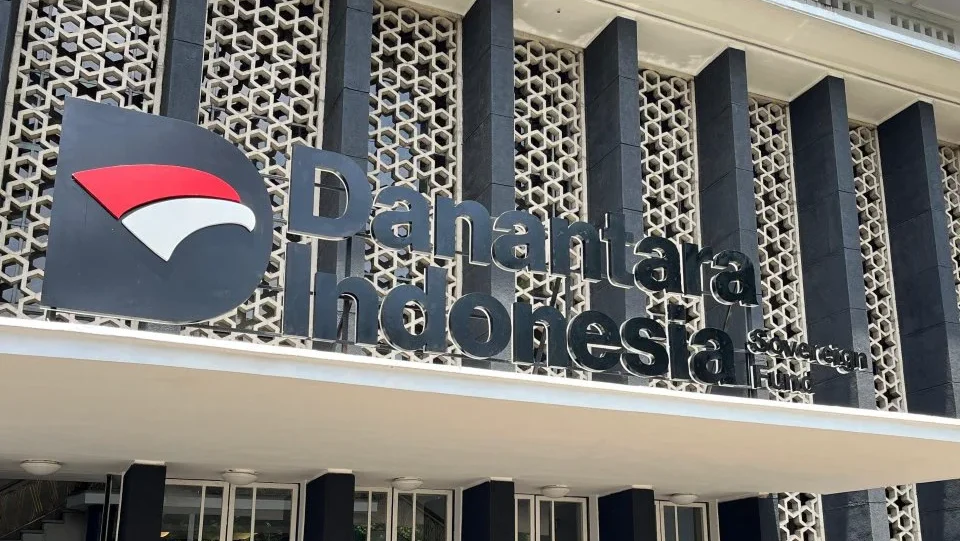 Danantara Indonesia buka tender proyek PSEL tahap dua untuk 25 kota pada April 2026. Syarat utamanya wilayah wajib memiliki volume sampah 1.000 ton per hari.