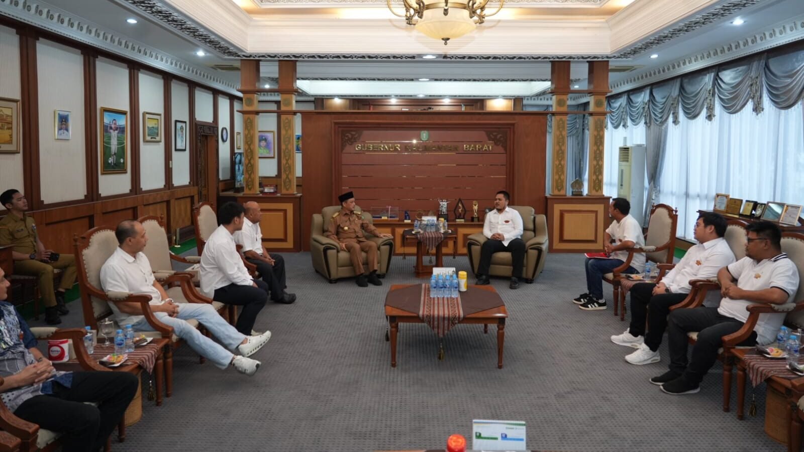 Gubernur Kalimantan Barat Ria Norsan saat menggelar pertemuan dengan pengurus APPS di Ruang Kerja Gubernur, Pontianak, Selasa (31/3/2026).