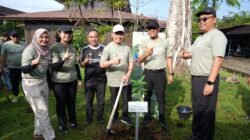 Gubernur Kalimantan Barat bersama Wakil Gubernur saat melakukan aksi penanaman pohon serentak di kawasan Museum Kalimantan Barat pada Minggu pagi.