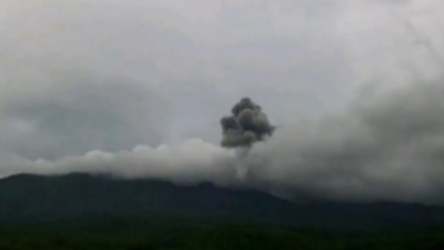 Gunung Lewotobi Laki-Laki di Flores Timur, Nusa Tenggata Timur.