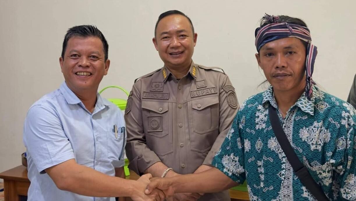 Bupati Ketapang Alexander Wilyo berhasil memediasi penyelesaian damai konflik PT Mayawana Persada dengan tokoh adat serta dorong restorative justice.