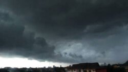 Cuaca ekstrem di Bogor picu angin kencang, longsor, dan tanggul jebol di enam kecamatan. Puluhan rumah warga rusak berat hingga dievakuasi petugas BPBD.