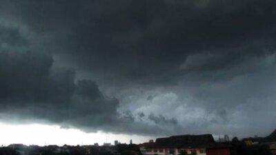 Cuaca ekstrem di Bogor picu angin kencang, longsor, dan tanggul jebol di enam kecamatan. Puluhan rumah warga rusak berat hingga dievakuasi petugas BPBD.