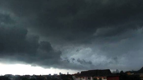 Cuaca ekstrem di Bogor picu angin kencang, longsor, dan tanggul jebol di enam kecamatan. Puluhan rumah warga rusak berat hingga dievakuasi petugas BPBD.