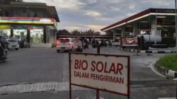 Ilustrasi antrean kendaraan angkutan barang saat mengisi bahan bakar minyak (BBM) jenis solar subsidi di stasiun pengisian bahan bakar.